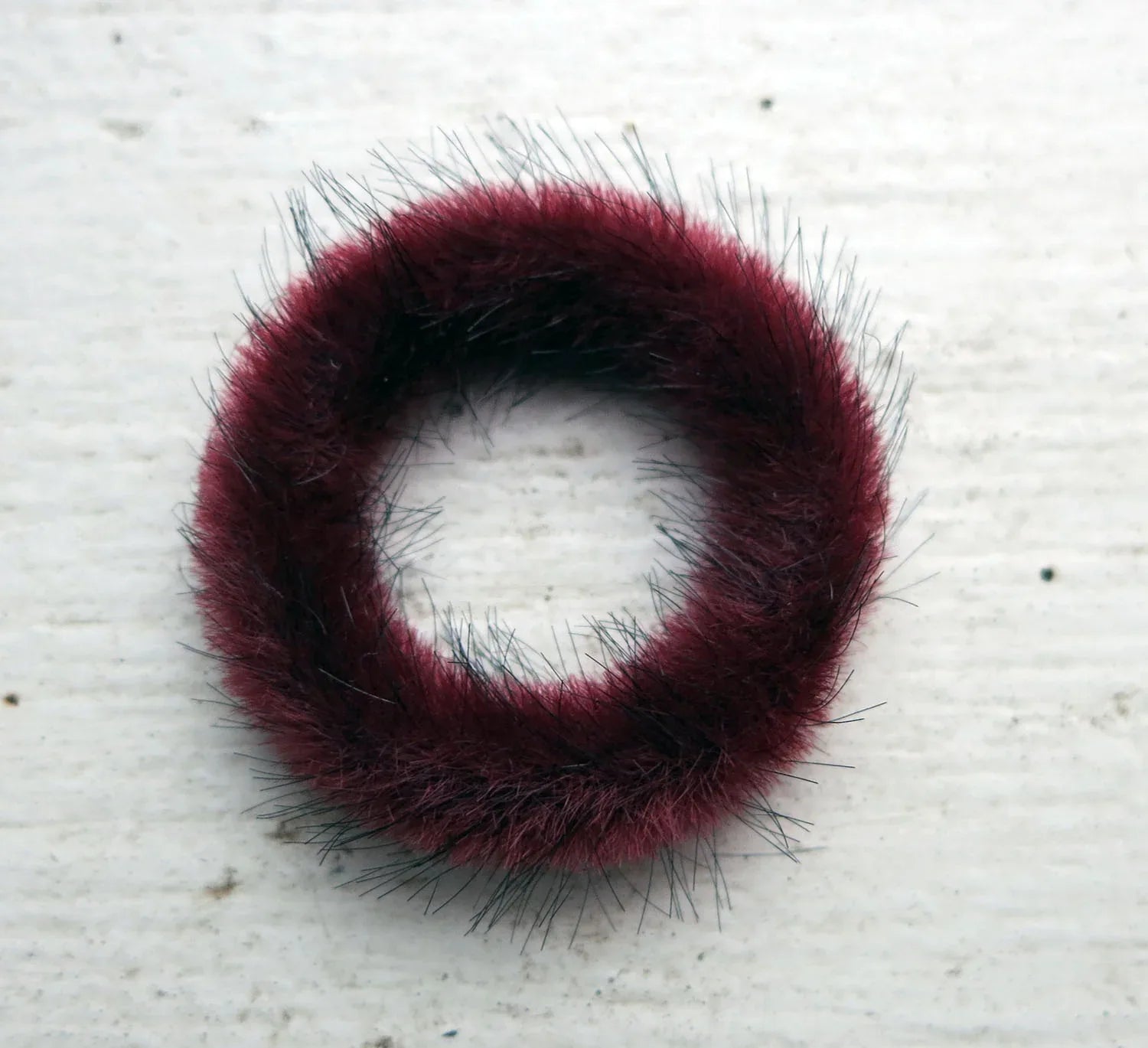 Hänge Ring - Fuskpäls Mörkröd 27mm Grekisk Metall