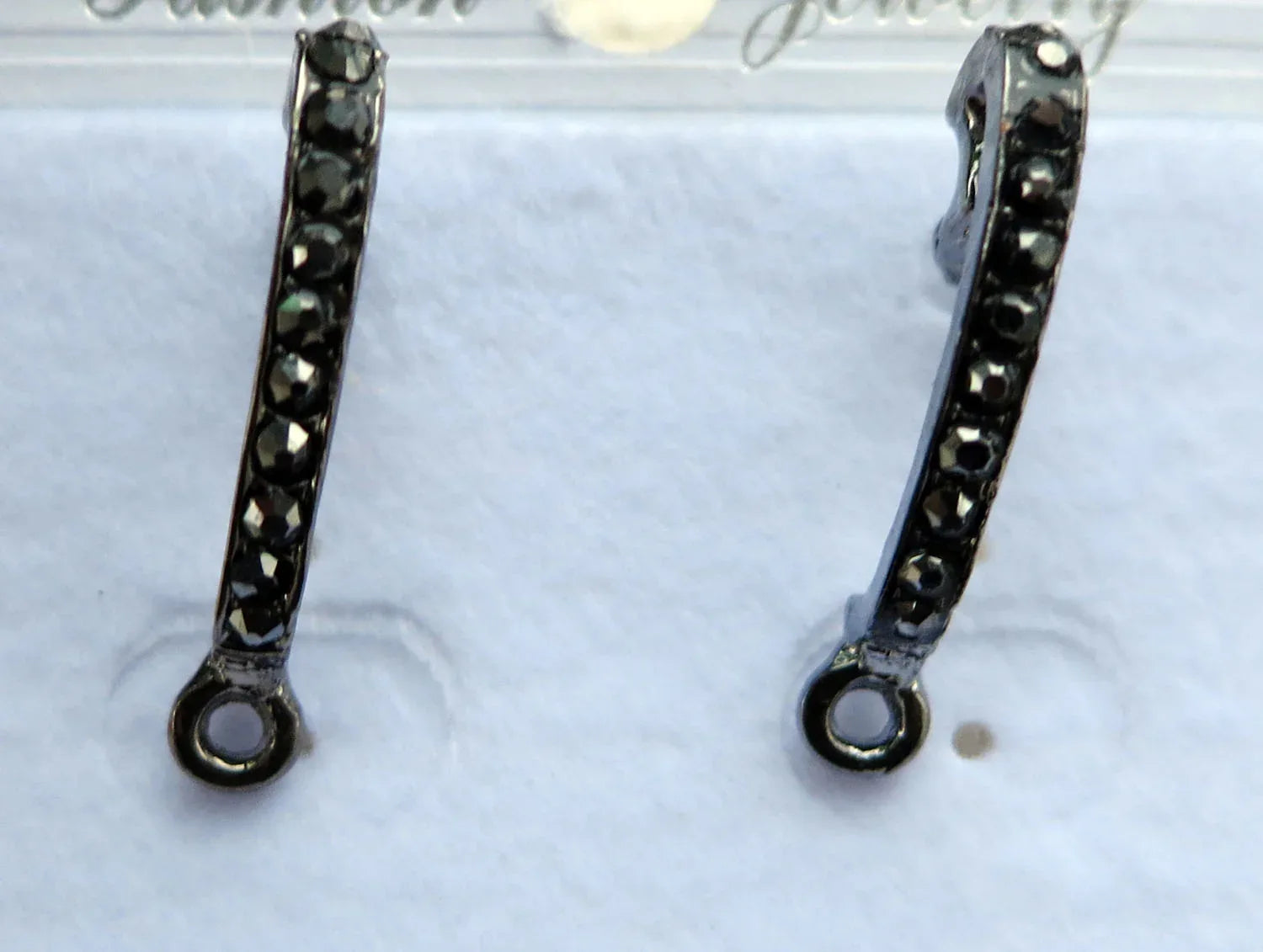 Örstickare Gunmetalfärgad - Streck med Strasstenar 7x23mm, 2-pack Grekisk Metall