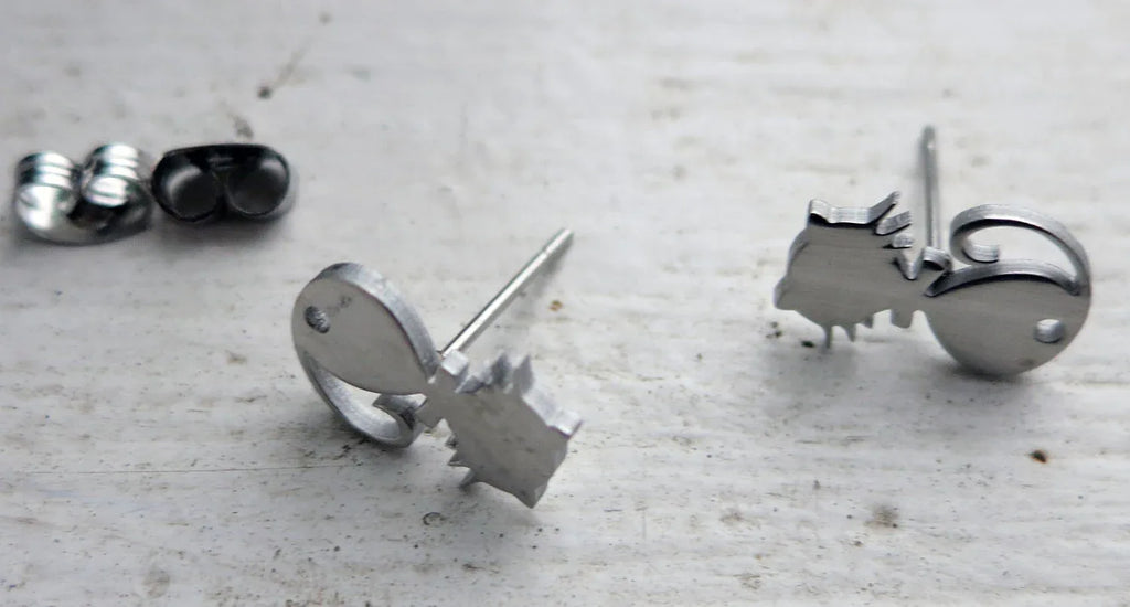 Örstickare Rostfrittstål - Katt 12x8mm, 2-pack Grekisk Metall
