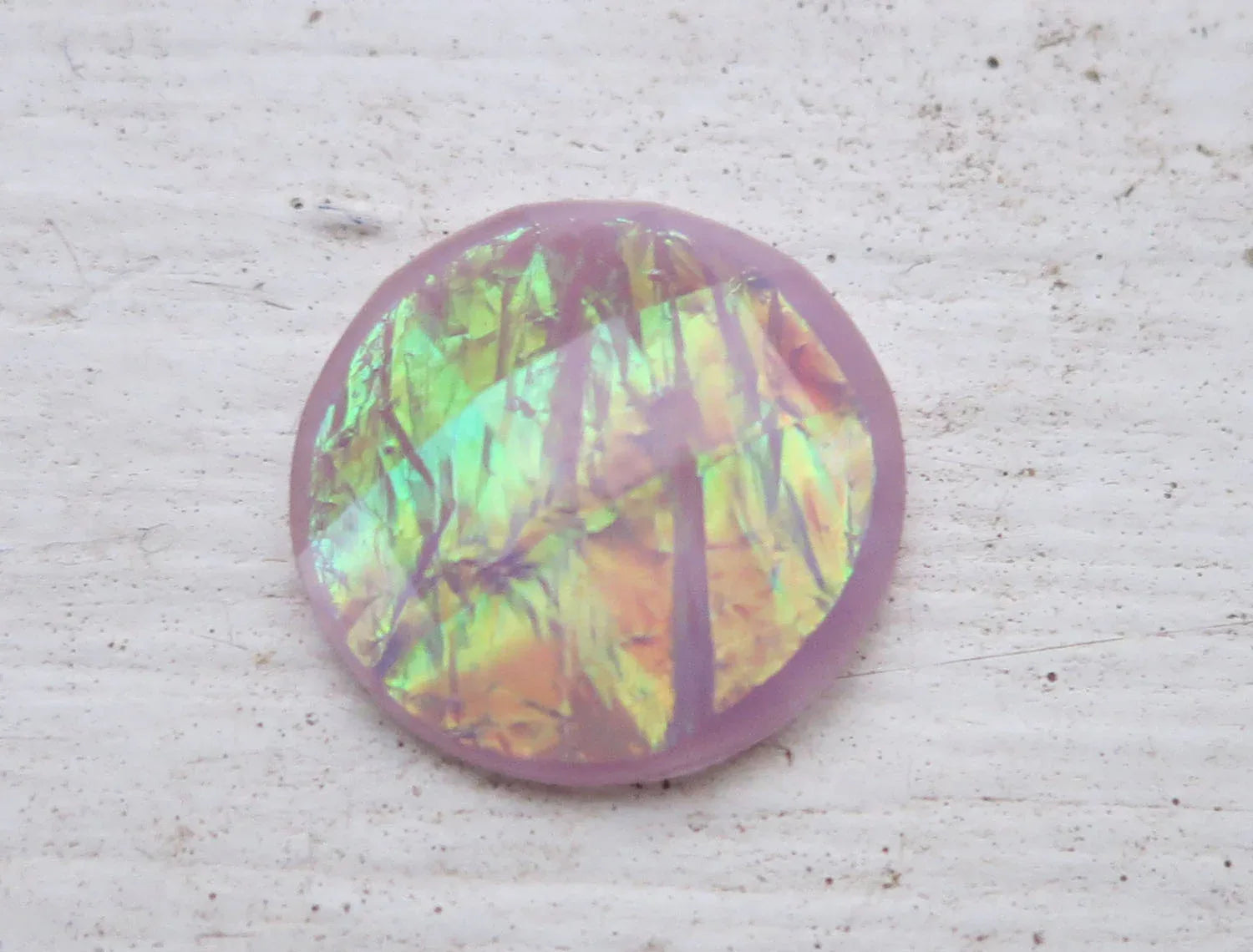 Cabochon av Resin - Rund Lila med Oljeskimmer 15mm 1 styck Hilmas Pyssel