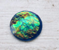 Cabochon av resin - Rund blå med oljeskimmer 15mm 1 styck Hilmas Pyssel