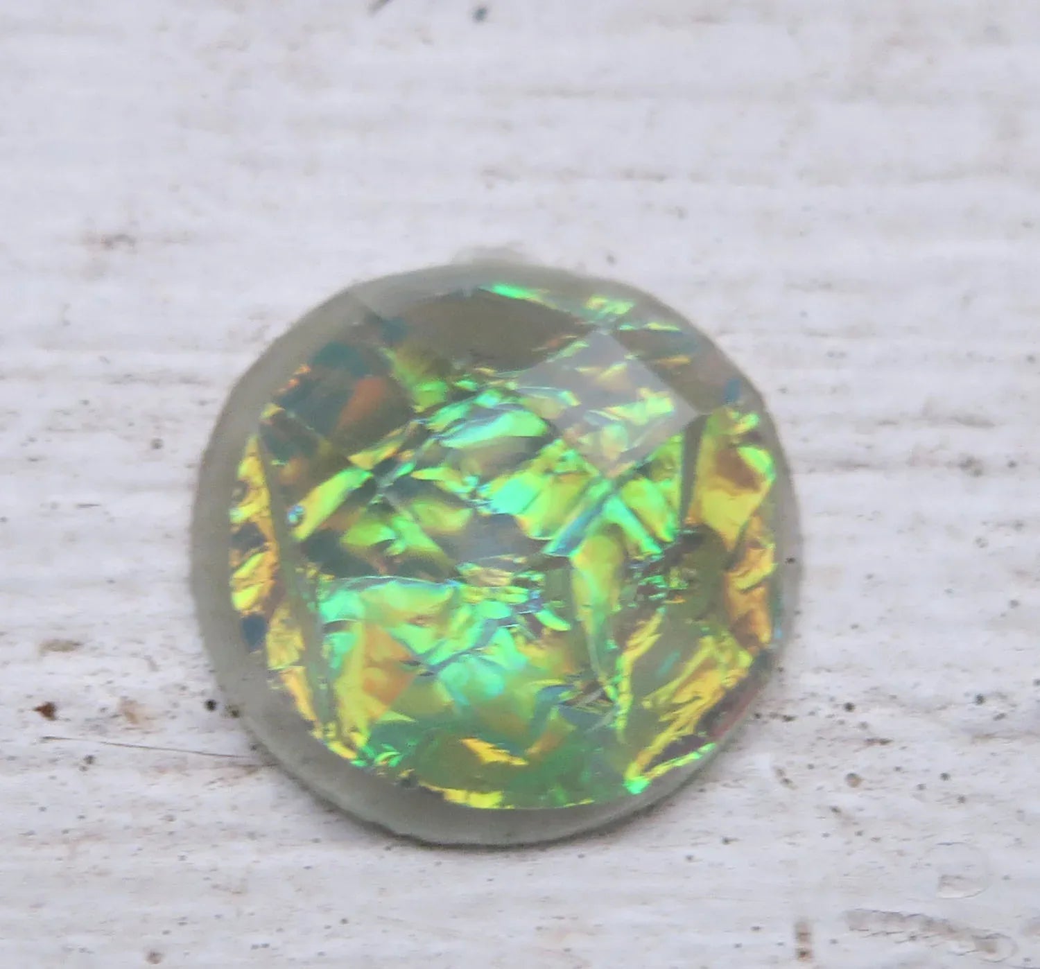 Cabochon av resin - Rund grå med oljeskimmer 15mm 1 styck Hilmas Pyssel