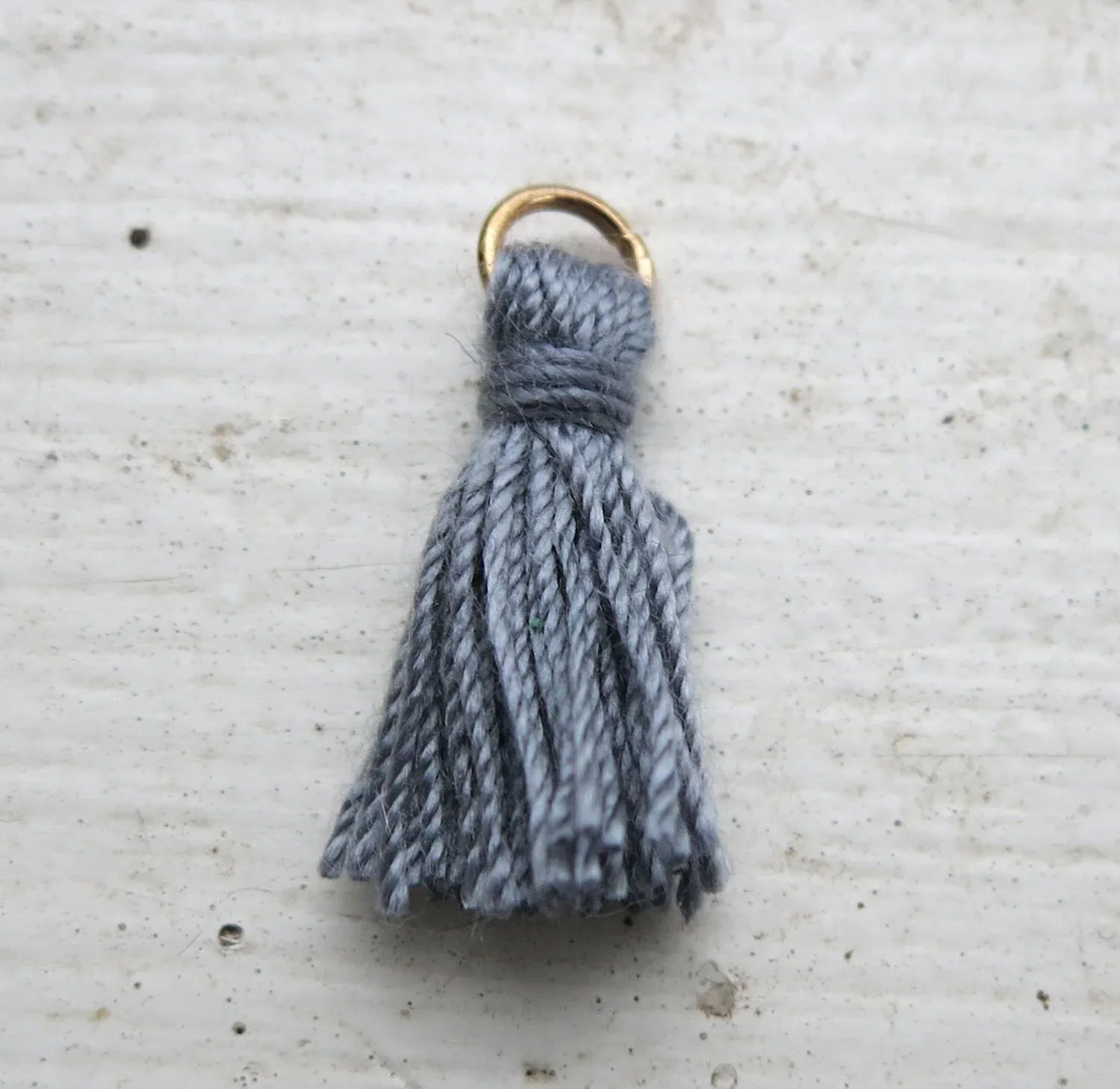 Bomullstofs med ögla - Grå/Guld 15mm, 1 styck Grekisk Metall