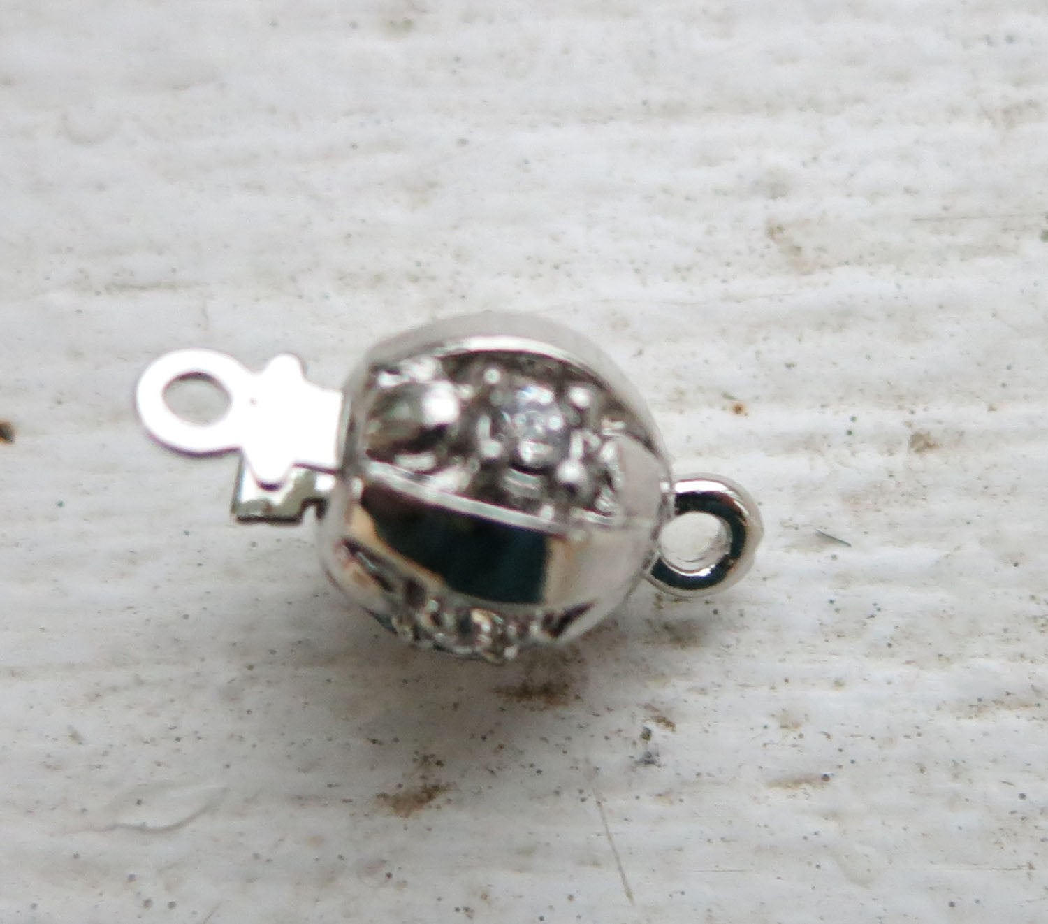 Instickslås - Mindre rund med swarovskikristaller rodiumpläterad 8mm, 1 styck Hilmas Pyssel