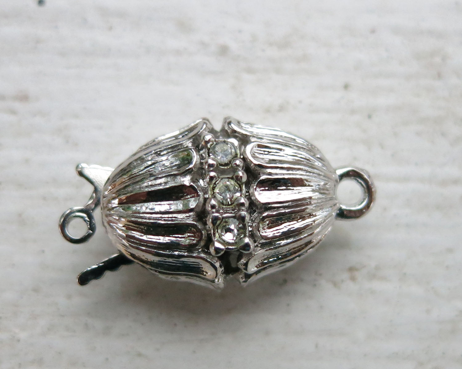 Instickslås - Oval randig med swarovskikristaller rodiumpläterad 16x11mm 1 styck Hilmas Pyssel