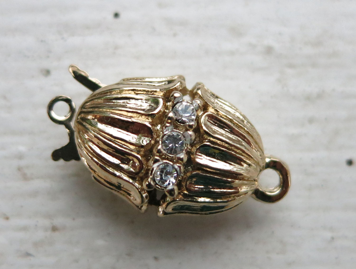 Instickslås - Oval randig med Swarovski-kristaller guldpläterad 1 styck Hilmas Pyssel