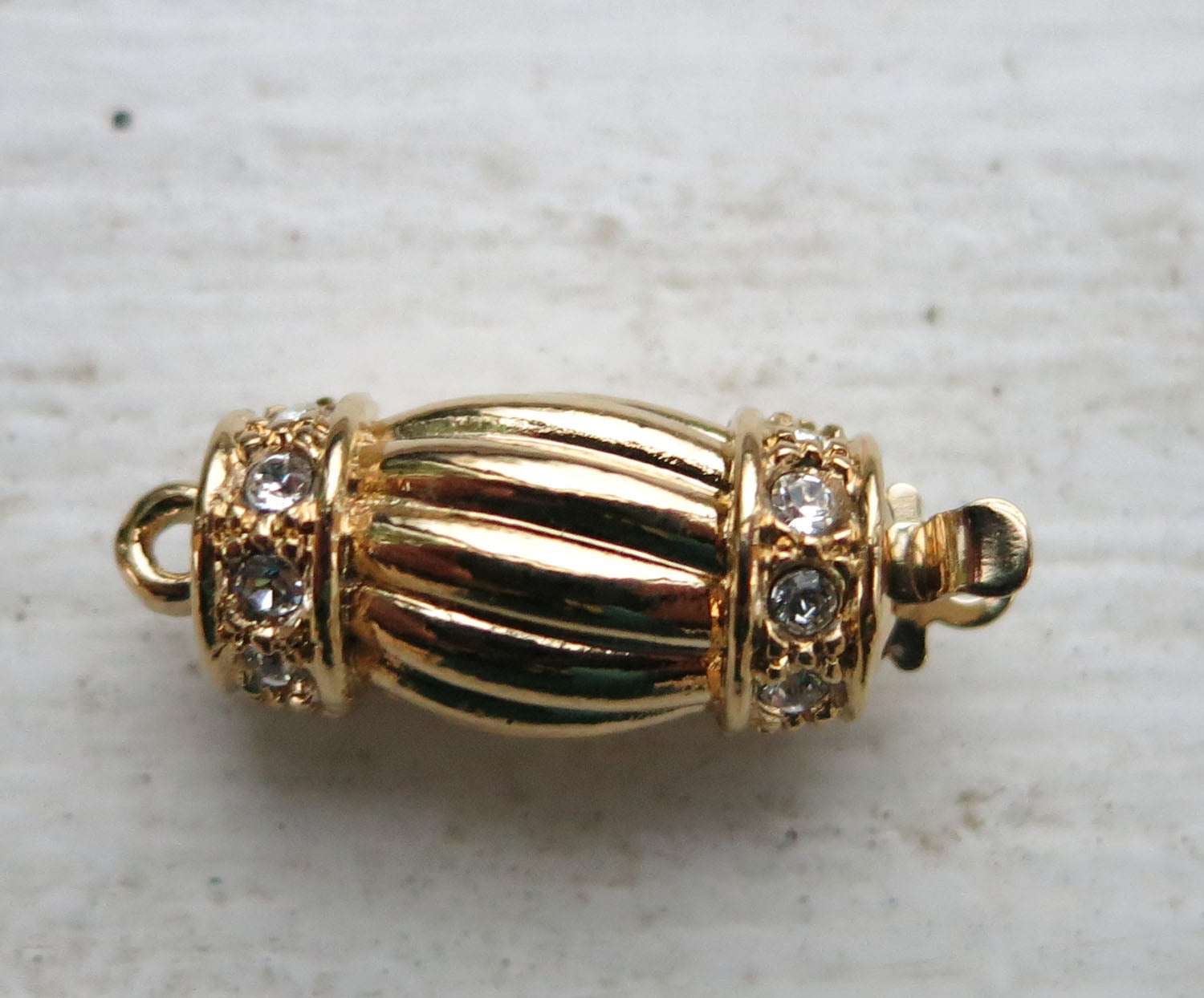 Instickslås - Oval randig med swarovskikristaller guldpläterad 15x7mm 1 styck Hilmas Pyssel