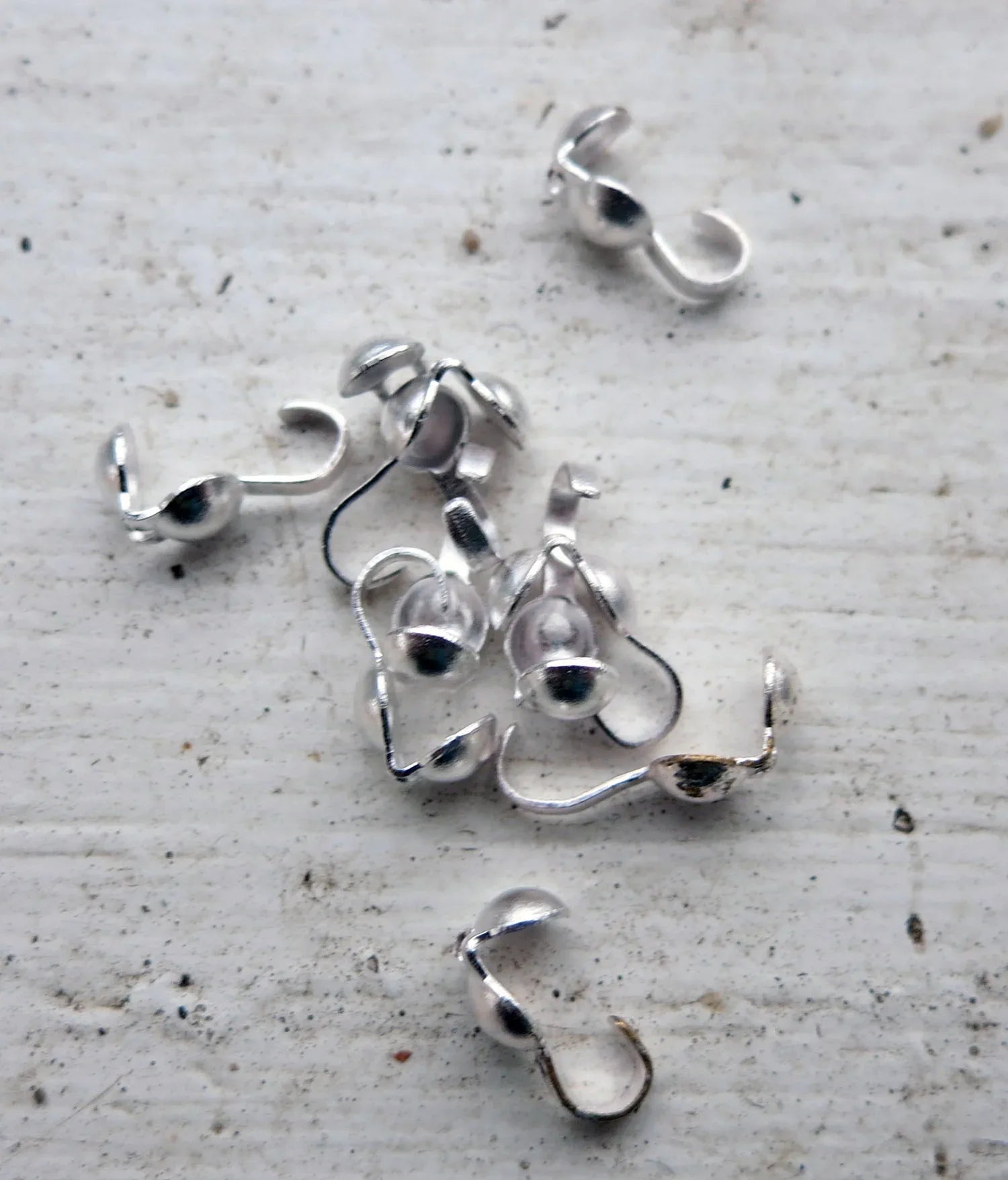 Knutgömma ljustsilverfärgad - 3mm, 10-pack Grekisk Metall