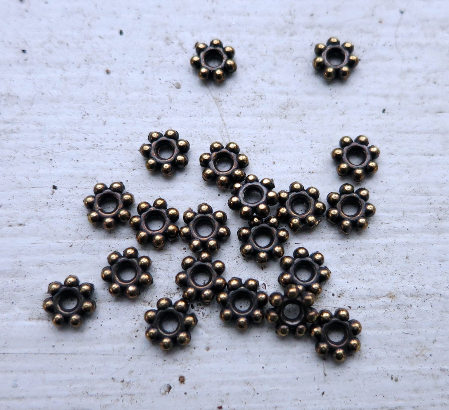 Mellandel Bronsfärgad - Daisy 4,8mm 20-pack Grekisk Metall