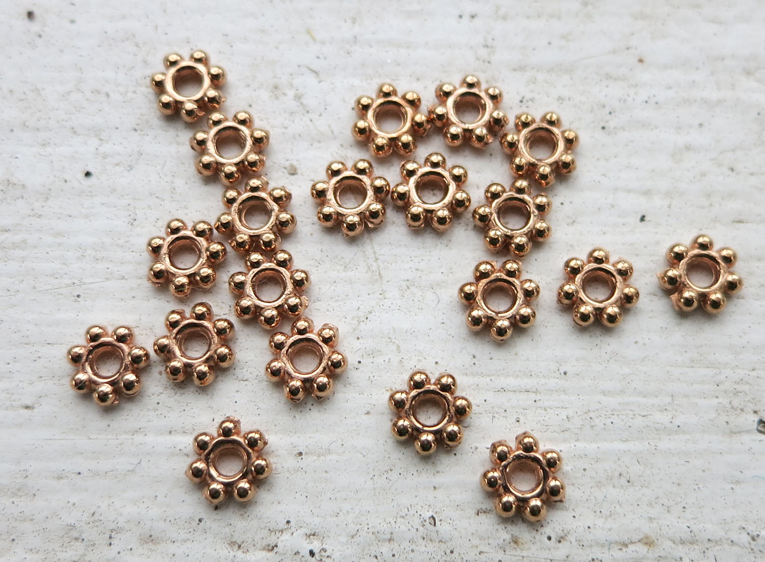 Mellandel Roséguldfärgad - Daisy 4,8mm 20-pack Grekisk Metall