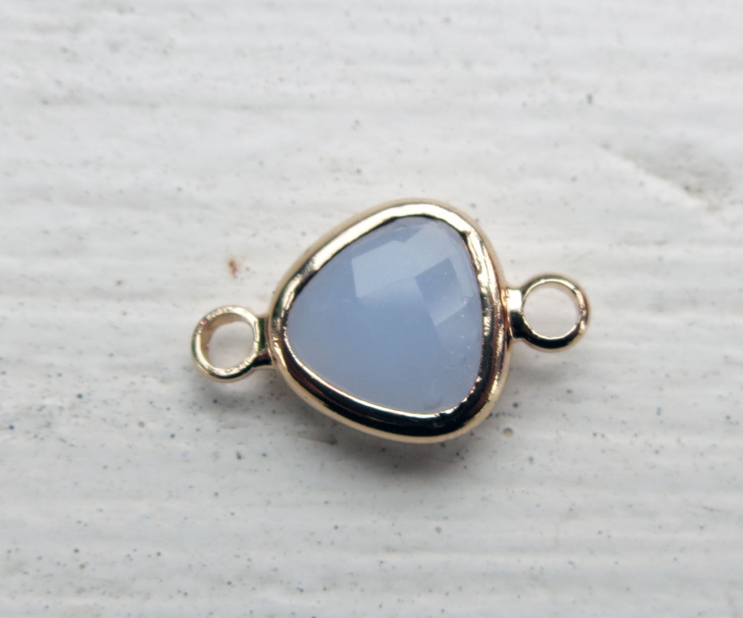 Connector Facetterad - Triangel Mjölkig Grå 9mm 1 styck Grekisk Metall