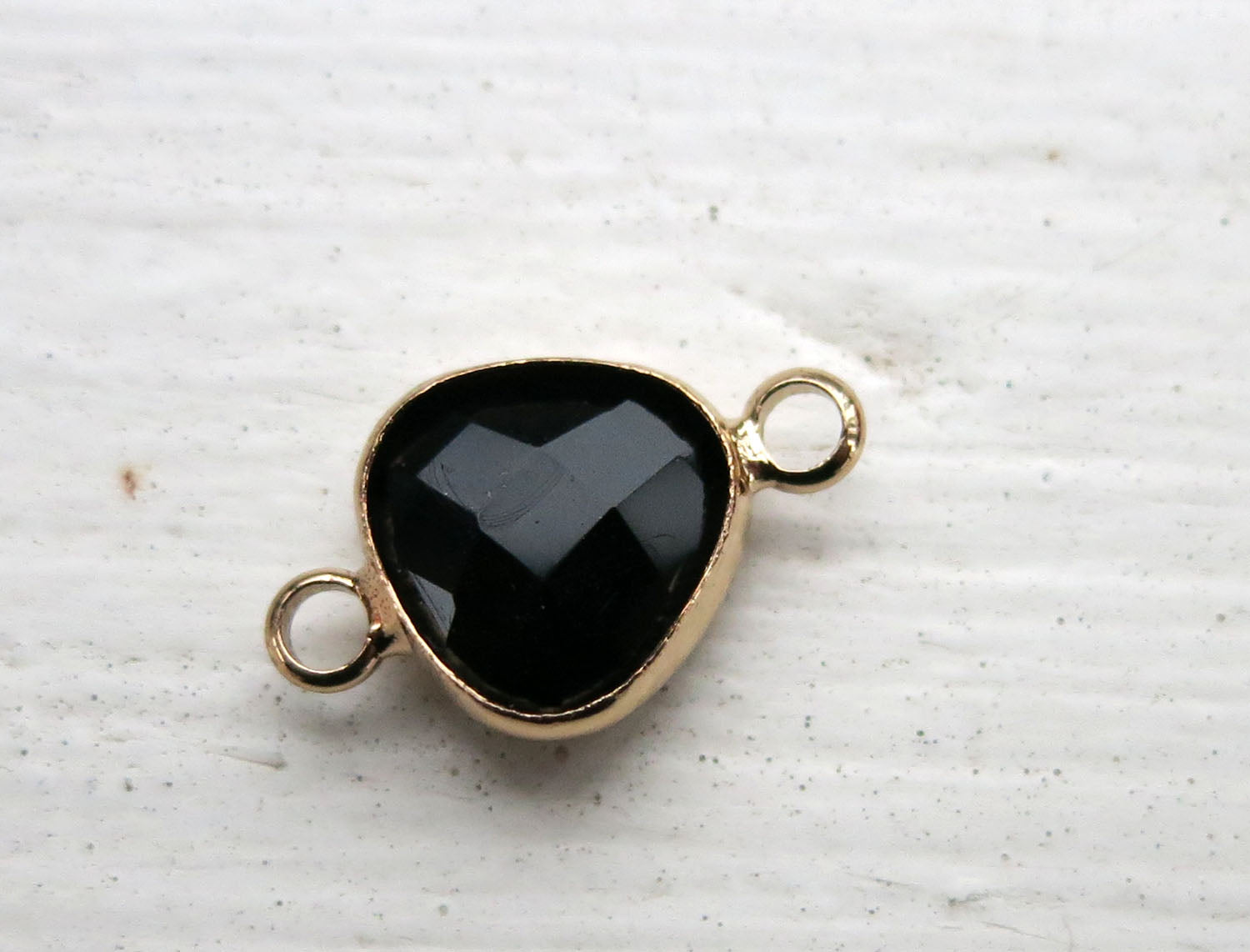 Connector Facetterad - Triangel Svart, 9mm, 1 styck Grekisk Metall