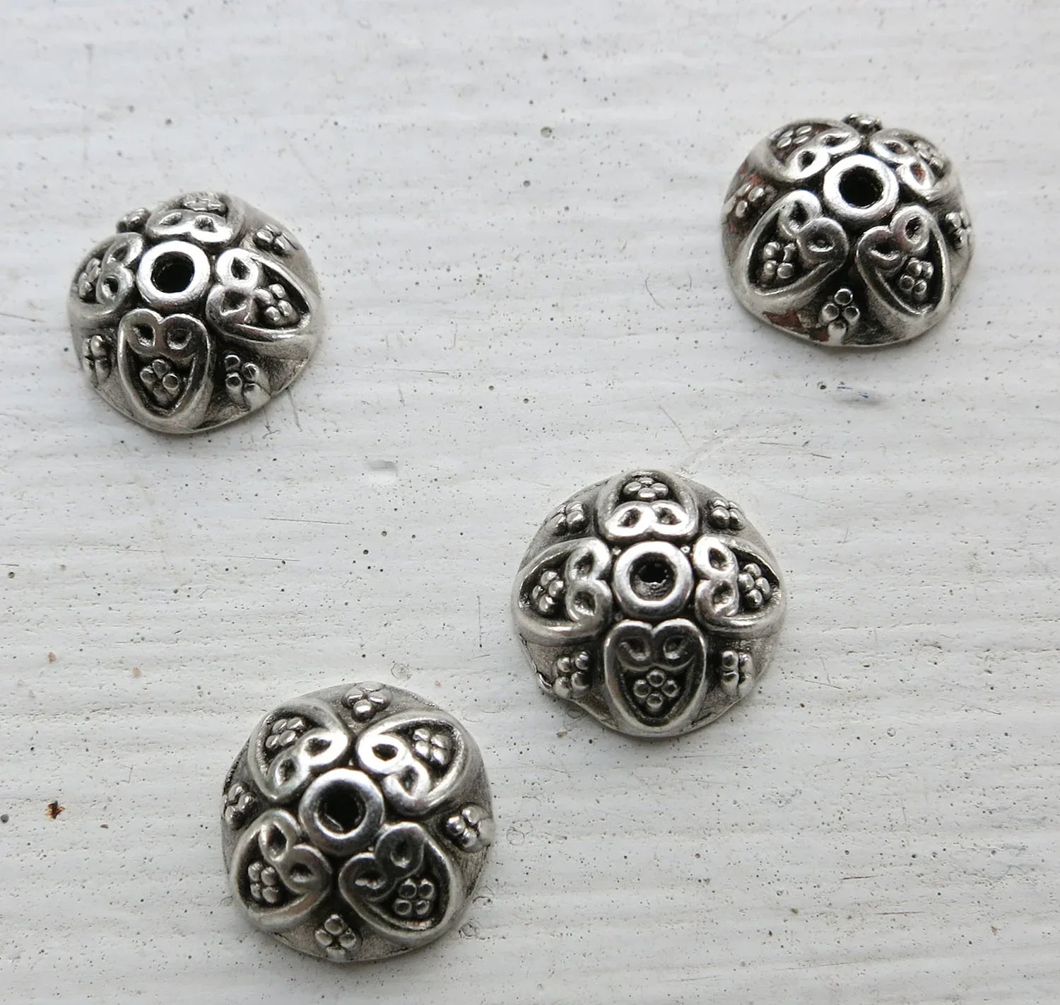 Pärlhattar Silverfärgade - Rund med hjärtan 10mm, 4-pack Grekisk Metall