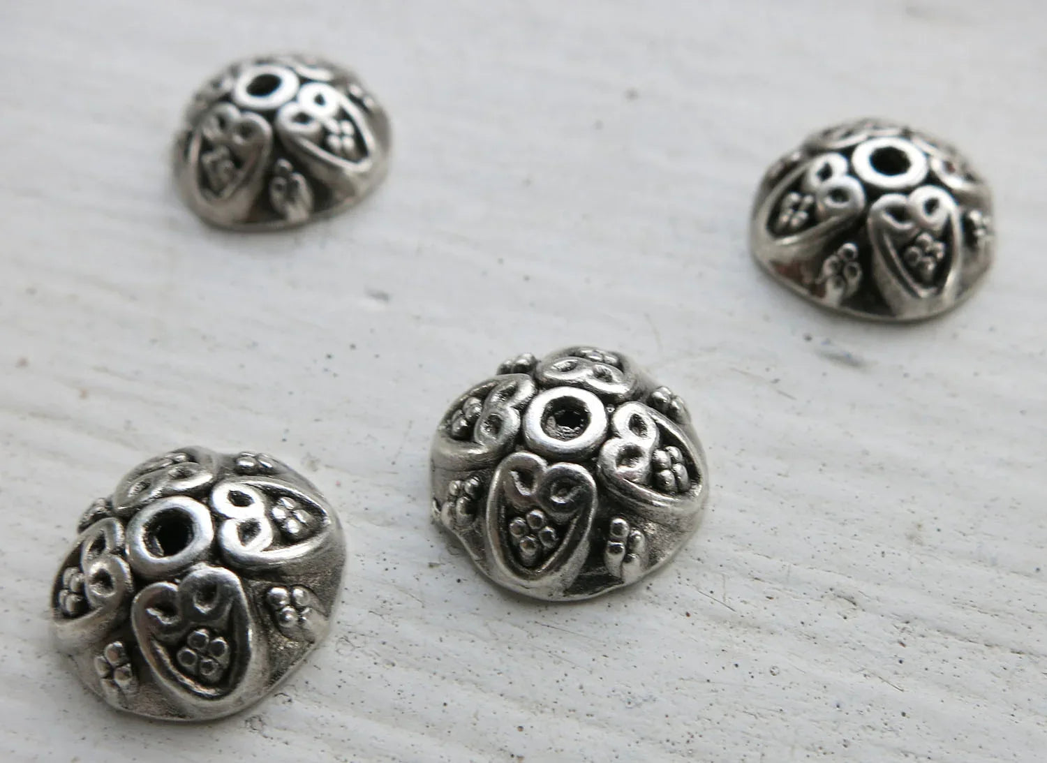 Pärlhattar Silverfärgade - Rund med hjärtan 10mm, 4-pack Grekisk Metall