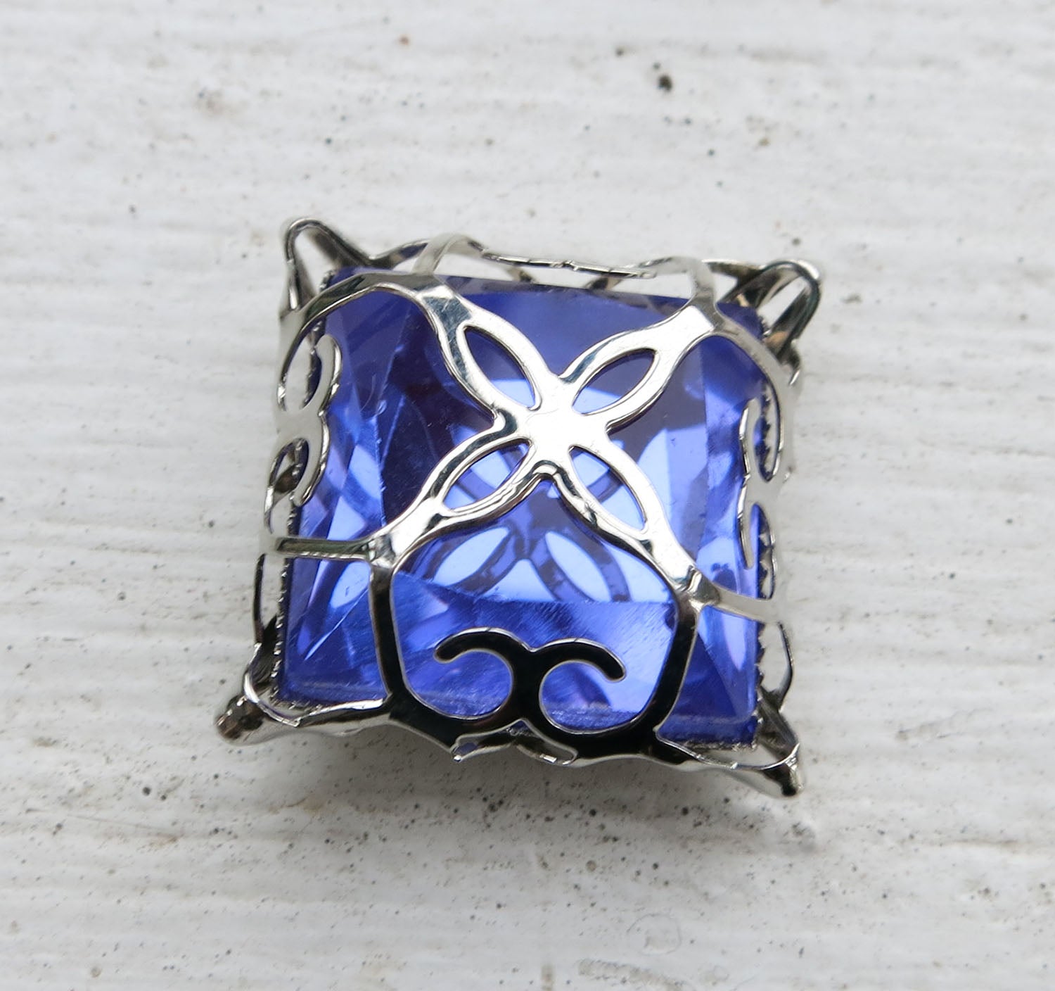 Glassten med infattning - Silverfärgad med lila sten 15mm 1 styck Grekisk Metall