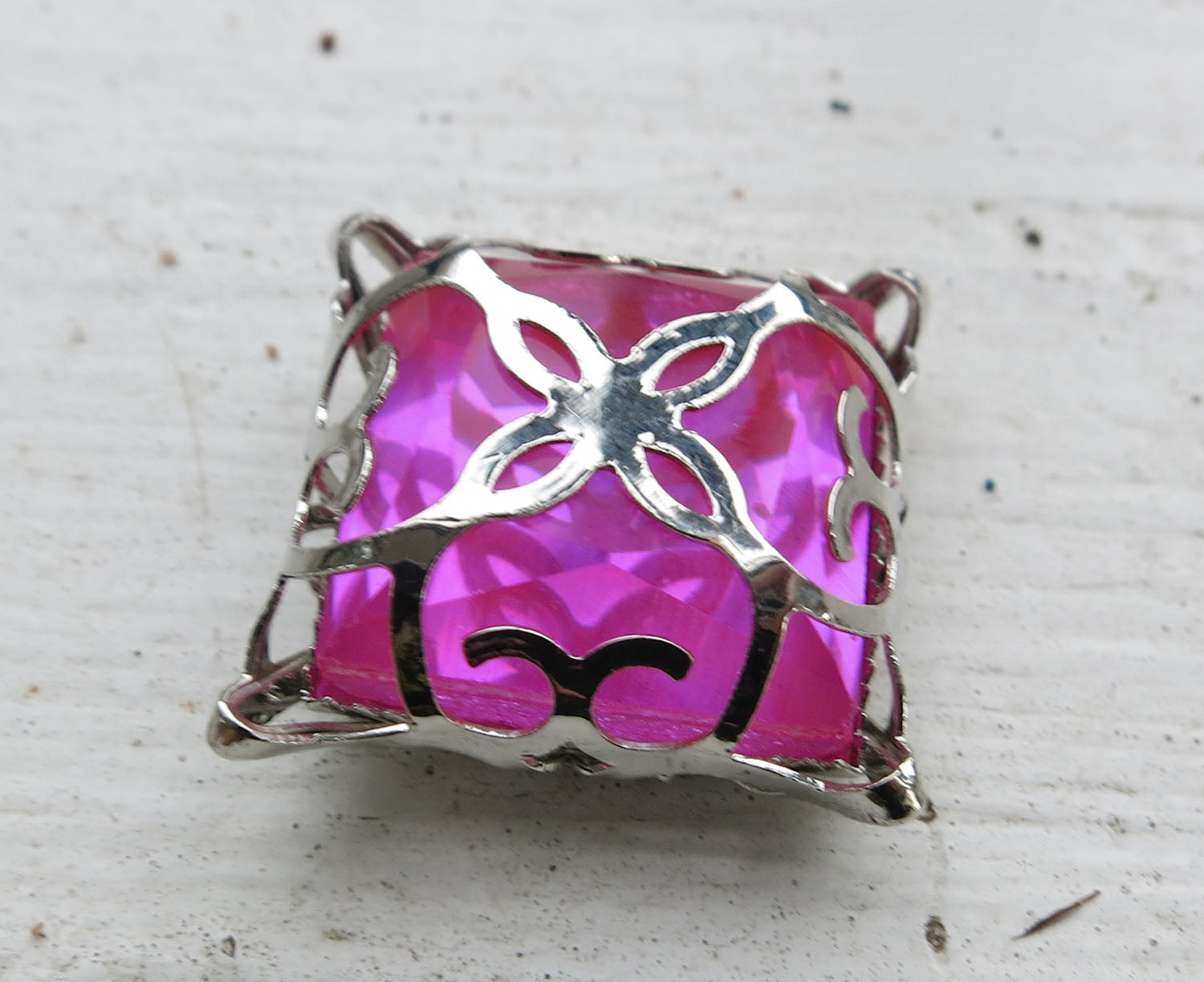 Glassten med infattning - Silverfärgad med mörkrosa sten 15mm 1 styck Grekisk Metall