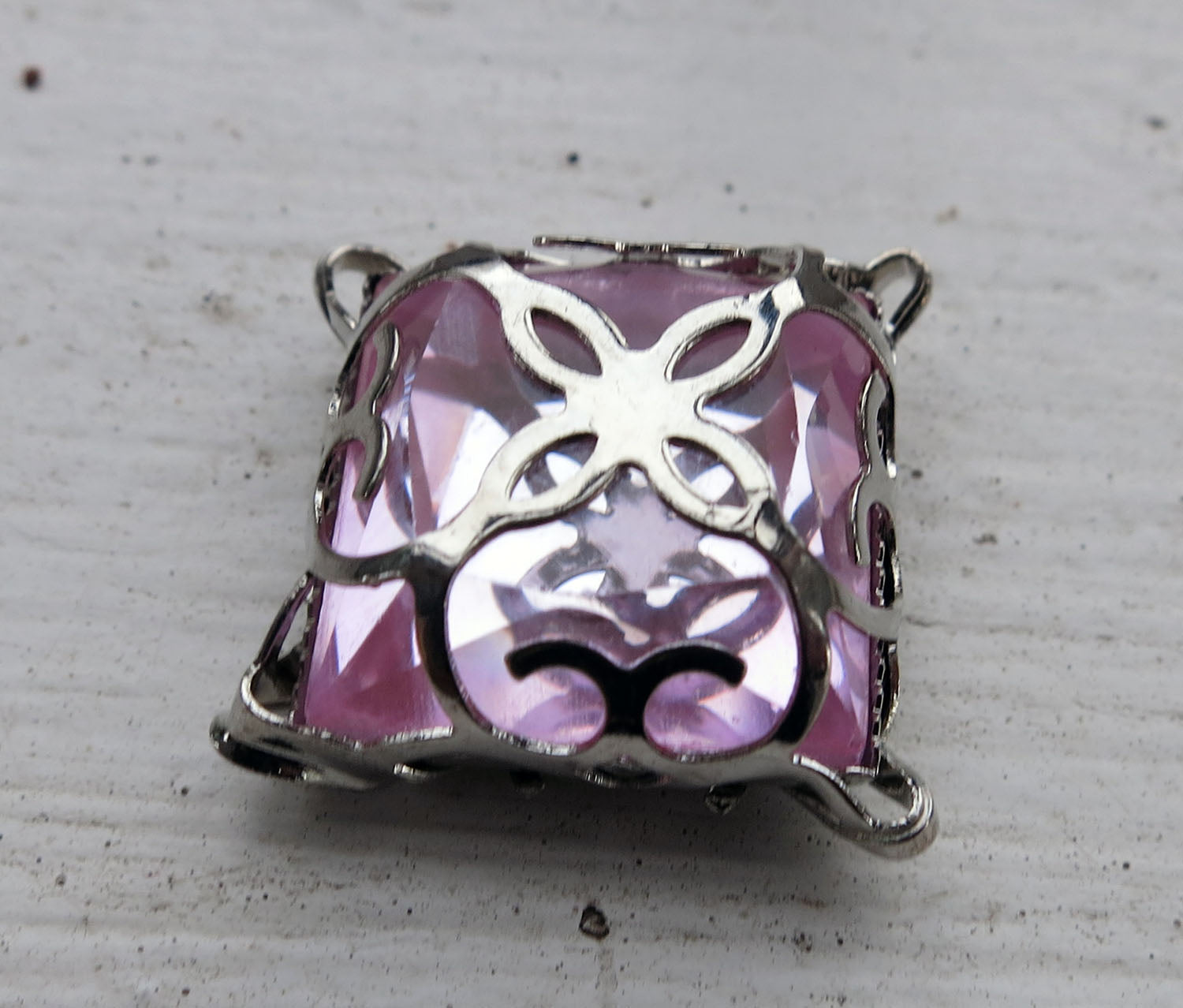 Glassten med infattning - Silverfärgad med rosa sten 15mm Grekisk Metall