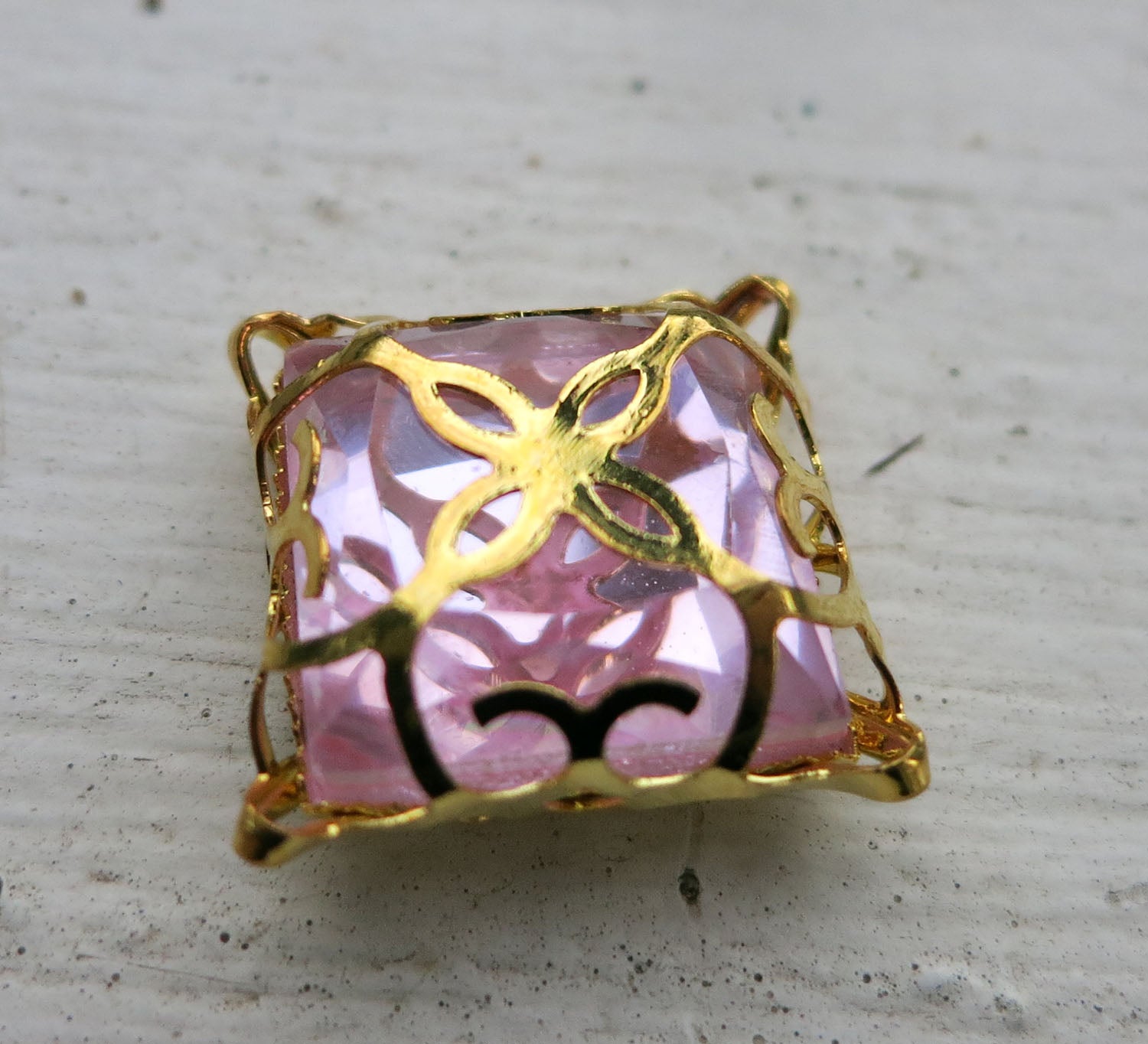 Glassten med infattning - Guldfärgad med rosa sten 15mm 1 styck Grekisk Metall