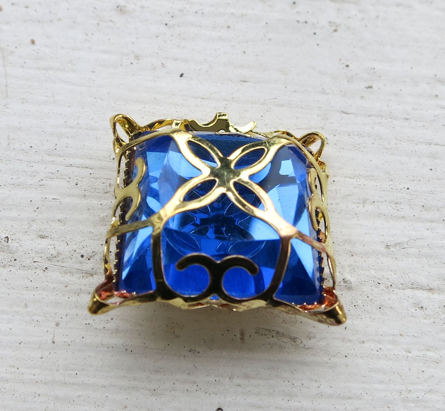 Glassten med infattning - Guldfärgad med blå sten 15mm 1 styck Grekisk Metall