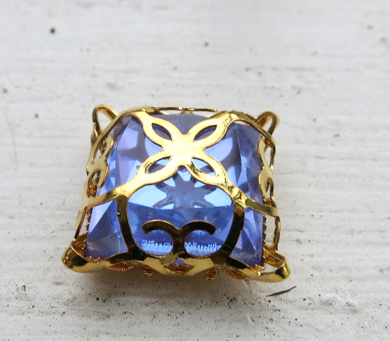 Glassten med infattning - Guldfärgad med lila sten 15mm 1 styck Grekisk Metall