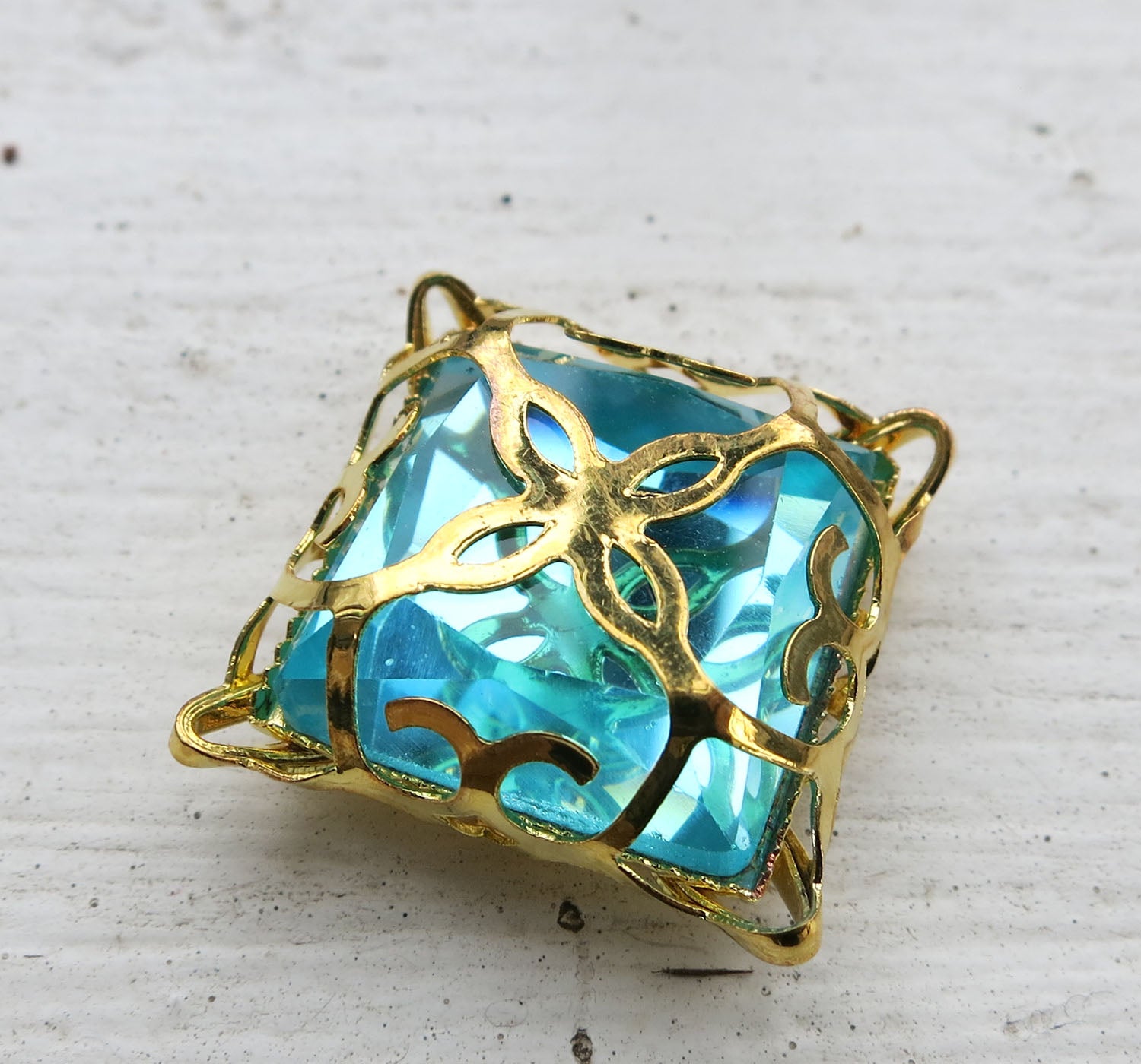 Glassten med infattning - Guldfärgad med turkos sten 15mm 1 styck Grekisk Metall