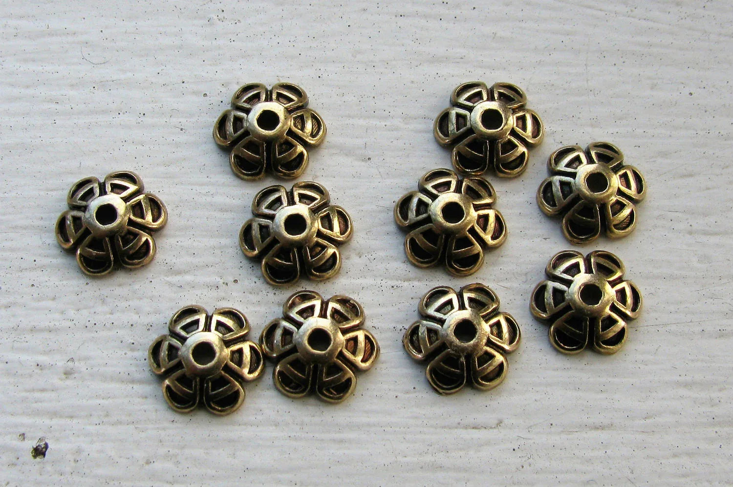 Pärlhattar Bronsfärgade - Blomma 10 mm, 10-pack Grekisk Metall