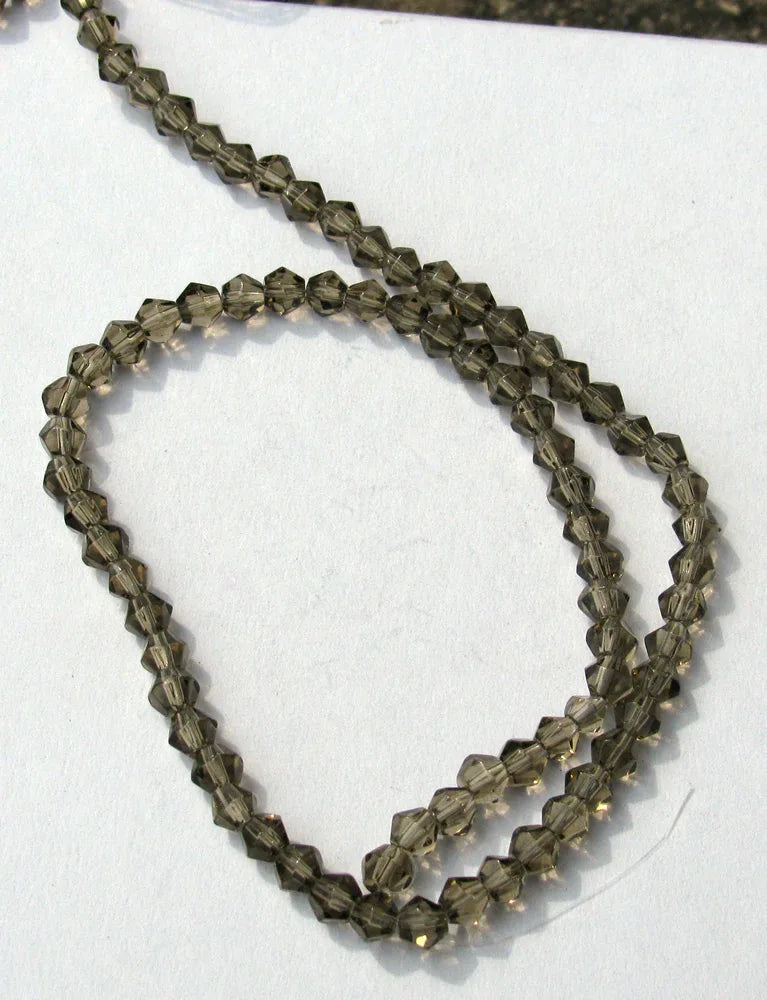 Glaspärlor Bicone - Grå, 4 mm, 1 sträng Hilmas Pyssel