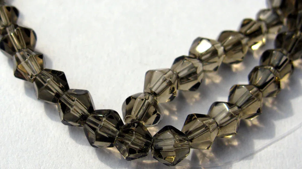 Glaspärlor Bicone - Grå, 4 mm, 1 sträng Hilmas Pyssel