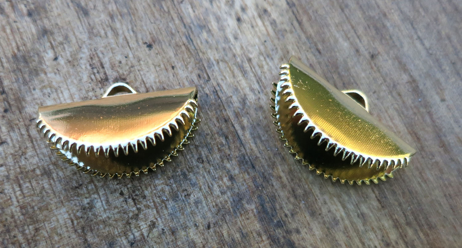 Ändfäste platta band guldfärgad - Rund modell med taggar, 20 mm, 2-pack Grekisk Metall