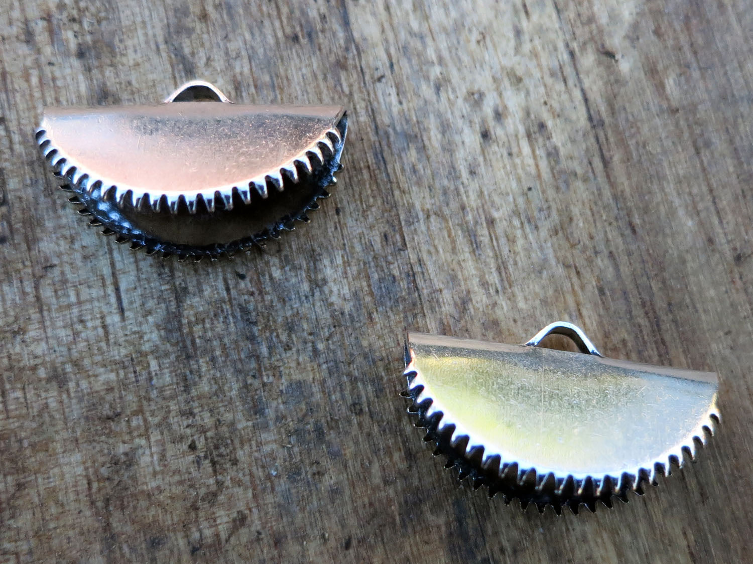 Ändfäste platta band silverfärgad - Rund modell med taggar, 20 mm, 2-pack Grekisk Metall