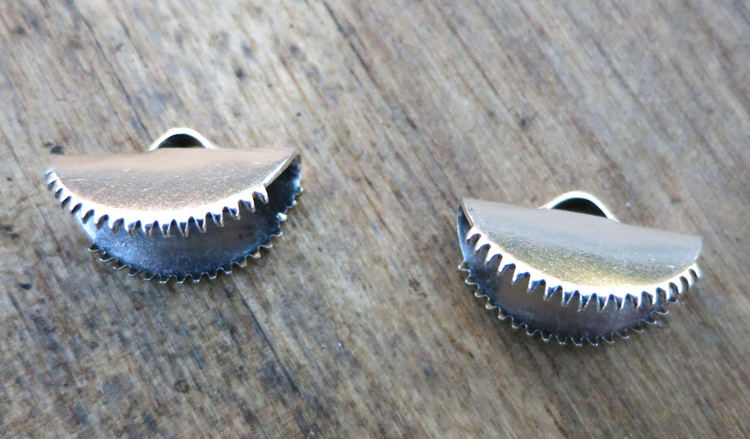 Ändfäste platta band silverfärgad - Rund modell med taggar, 15 mm, 2-pack Grekisk Metall