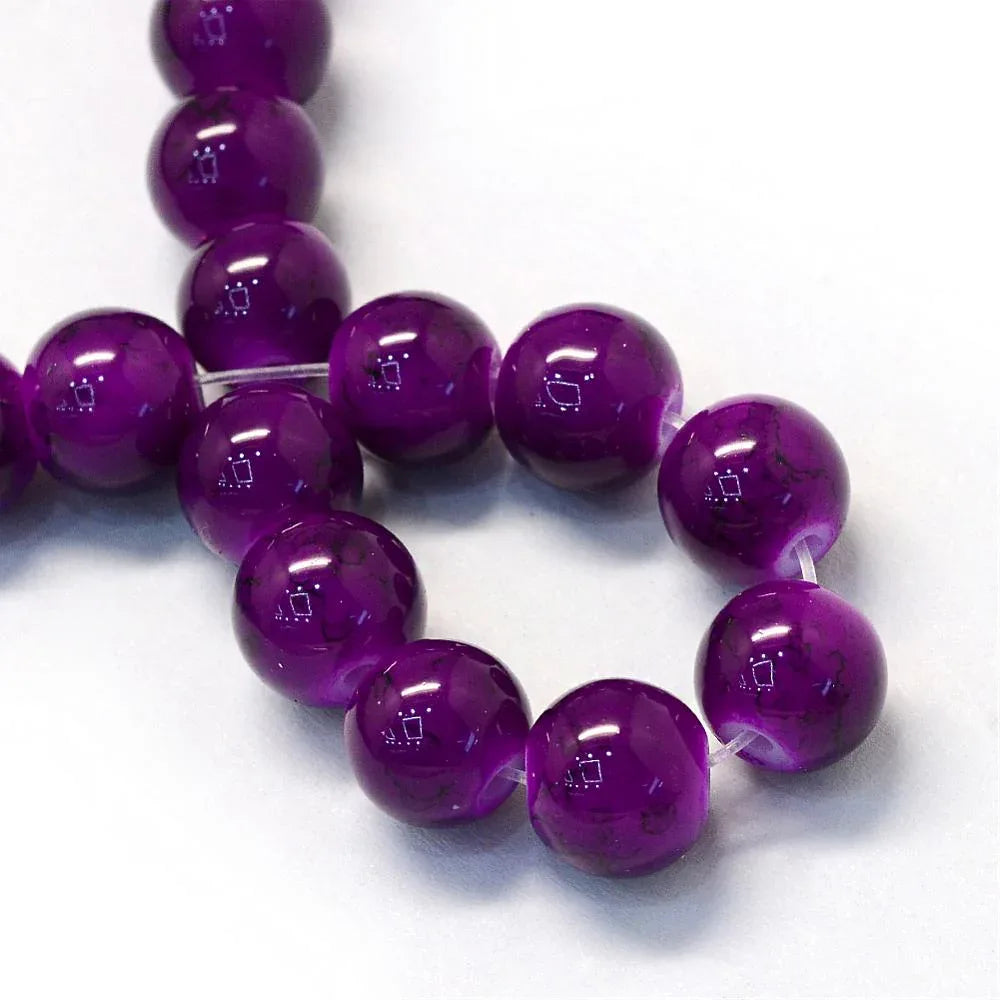 Spraymålade glaspärlor - Graffiti Lila med svart stänk 8mm 1 sträng Hilmas Pyssel