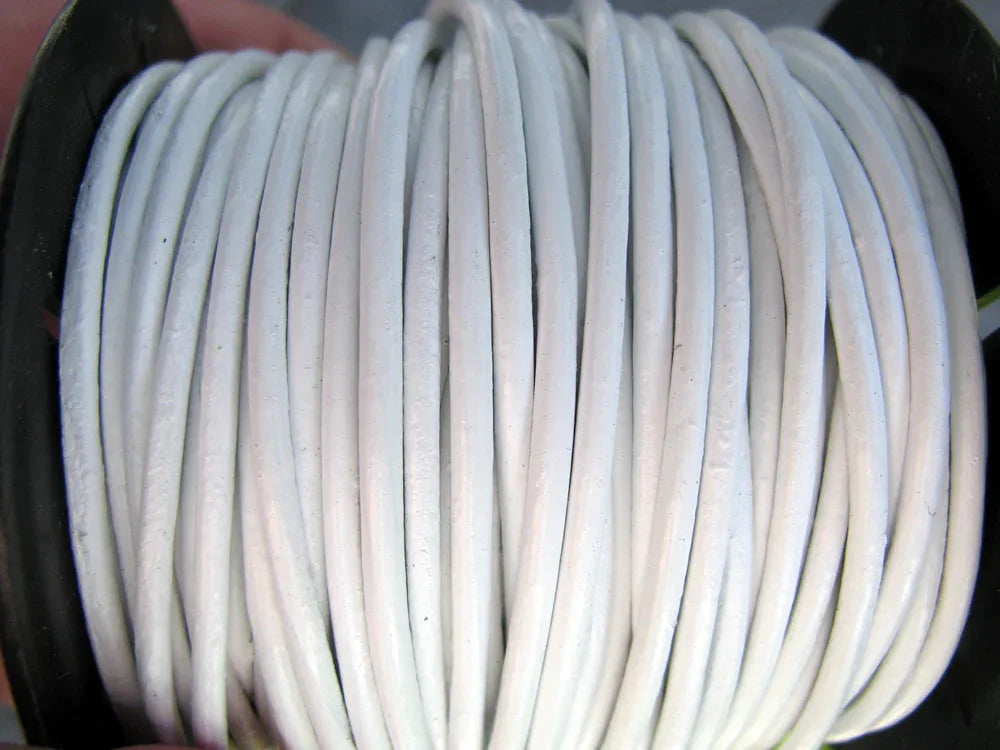 Läderband 2 mm - Vit, 1 m Hilmas Pyssel