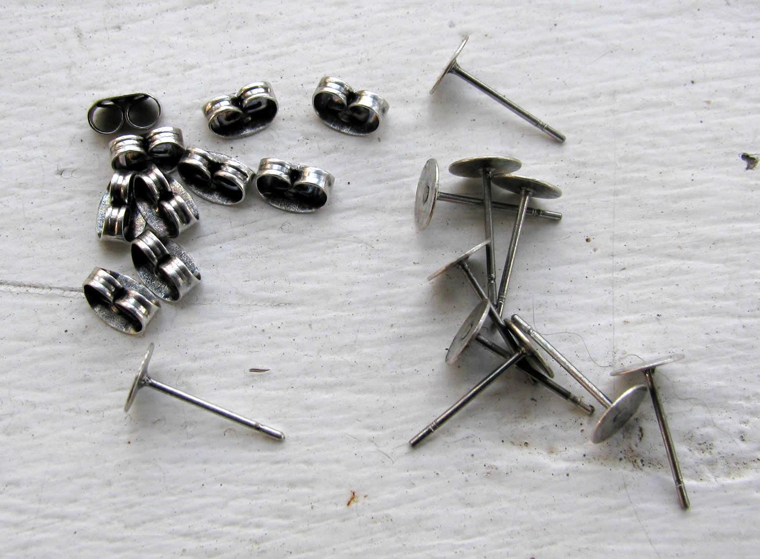 Örstickare silverfärgad - Platta 6mm, 10-pack Grekisk Metall