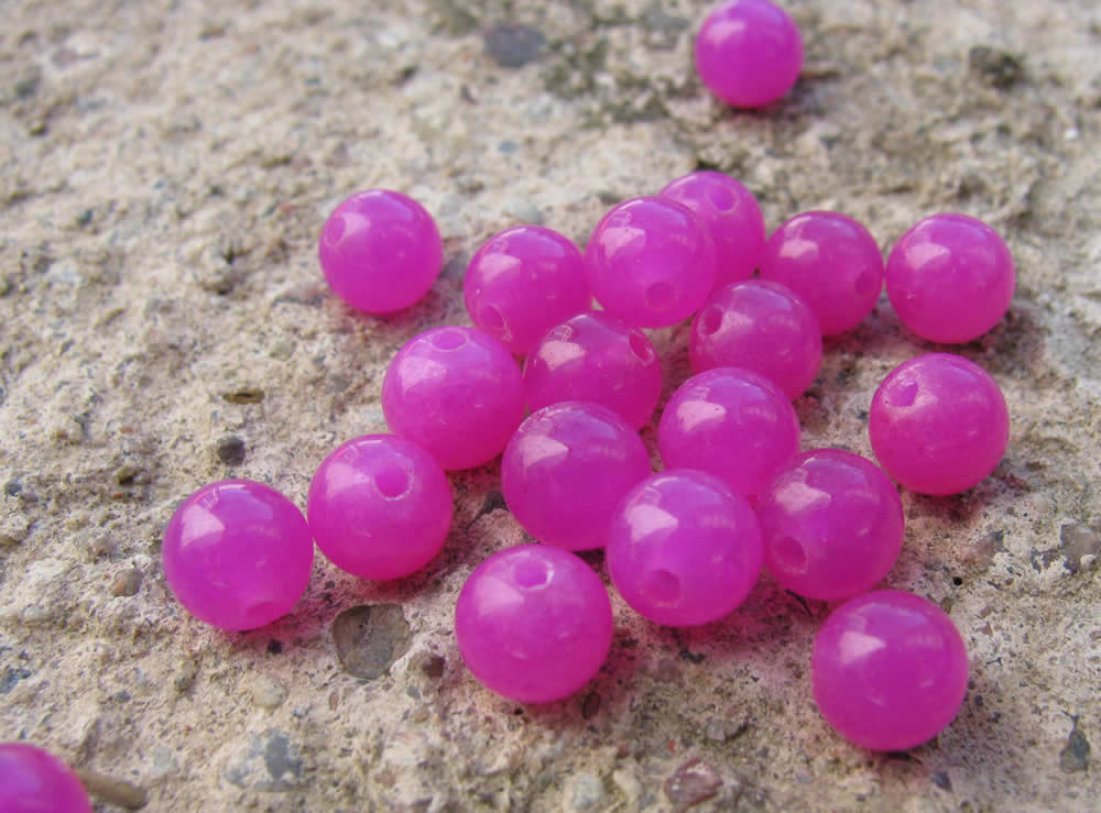 Jade rund - Cerise 6mm 1 sträng Hilmas Pyssel