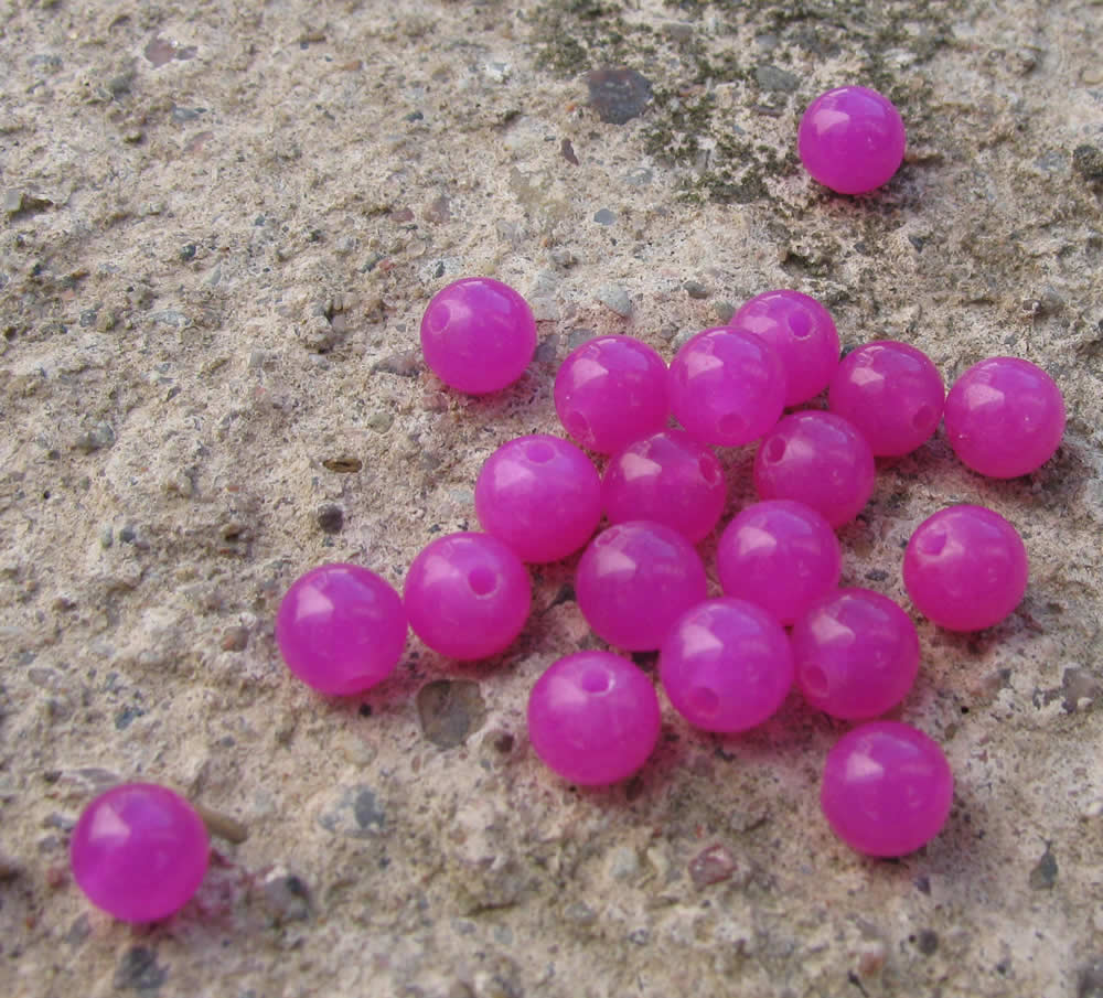 Jade rund - Cerise 6mm 1 sträng Hilmas Pyssel