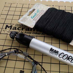 Knot-it Waxed Brazilian cord - Svart 4 x 13,7 m Beadsmith