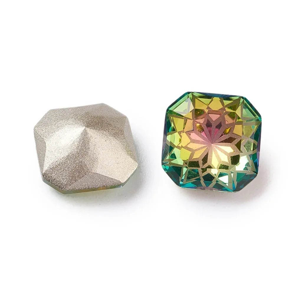 Kinesisk Strass - Kvadrat med Blomma Vitrail Rose 10mm 1 styck Hilmas Pyssel