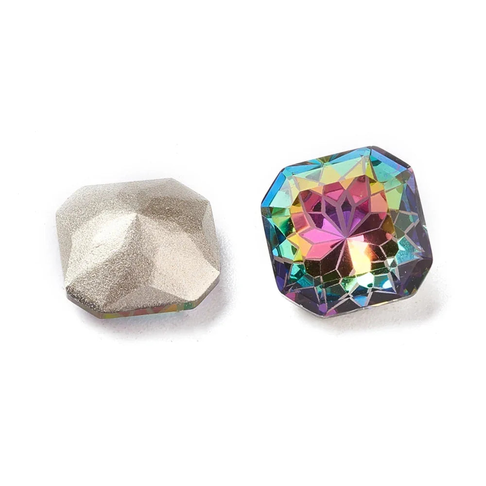 Kinesisk strass - Kvadrat med blomma Volcano 10mm 1 styck Hilmas Pyssel