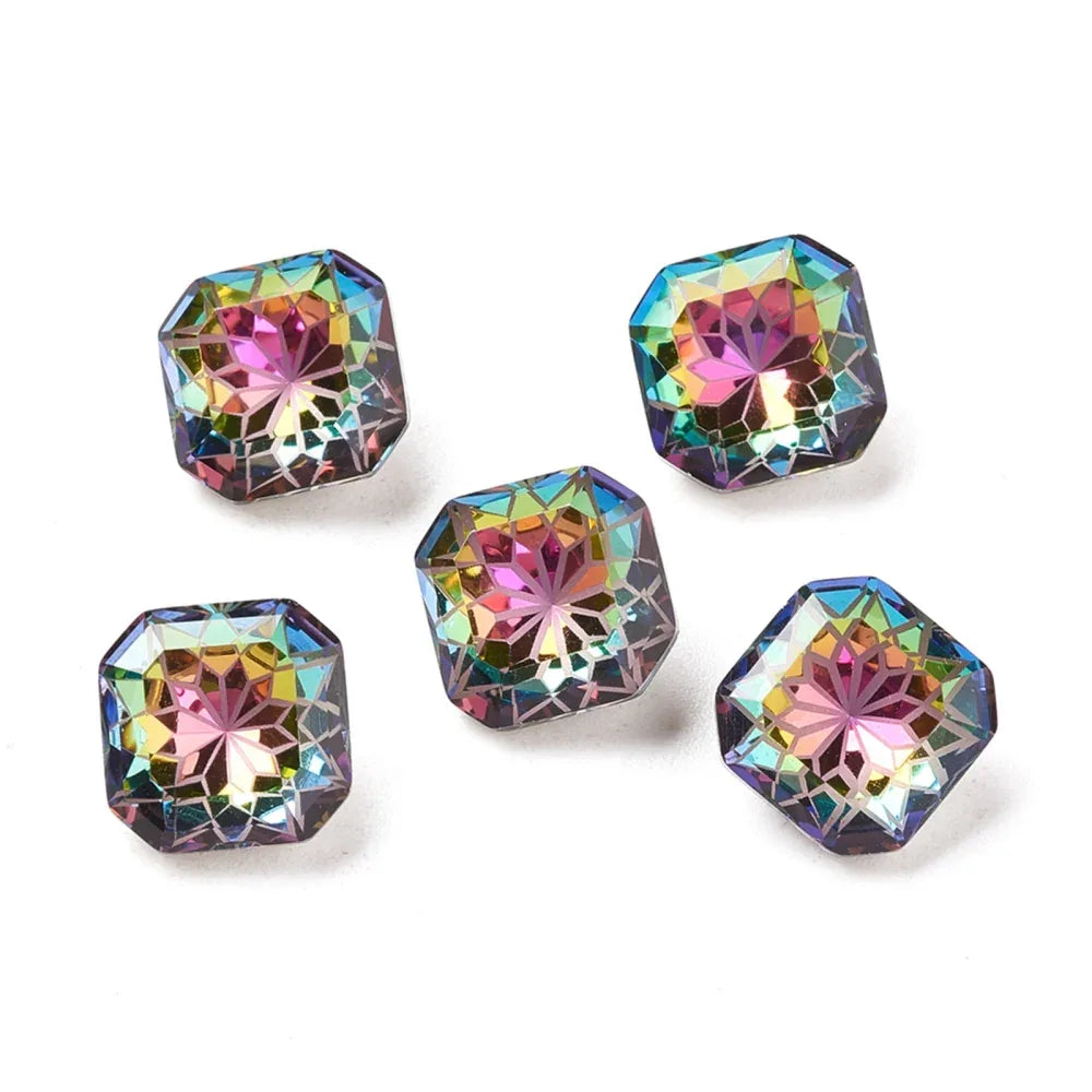 Kinesisk strass - Kvadrat med blomma Volcano 10mm 1 styck Hilmas Pyssel