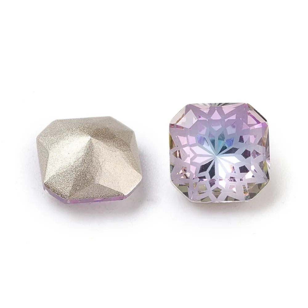 Kinesisk strass - Kvadrat med blomma Vitrail Light 10mm 1 styck Hilmas Pyssel