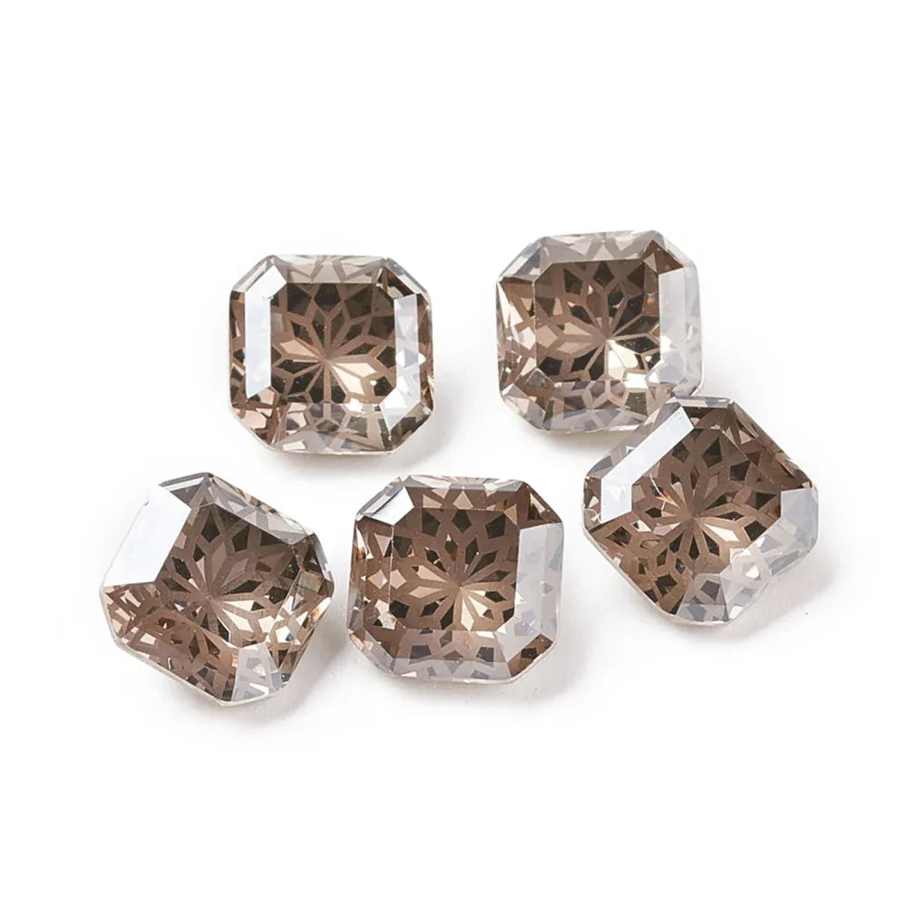 Kinesisk strass - Kvadrat med blomma Satin 10mm 1 styck Hilmas Pyssel