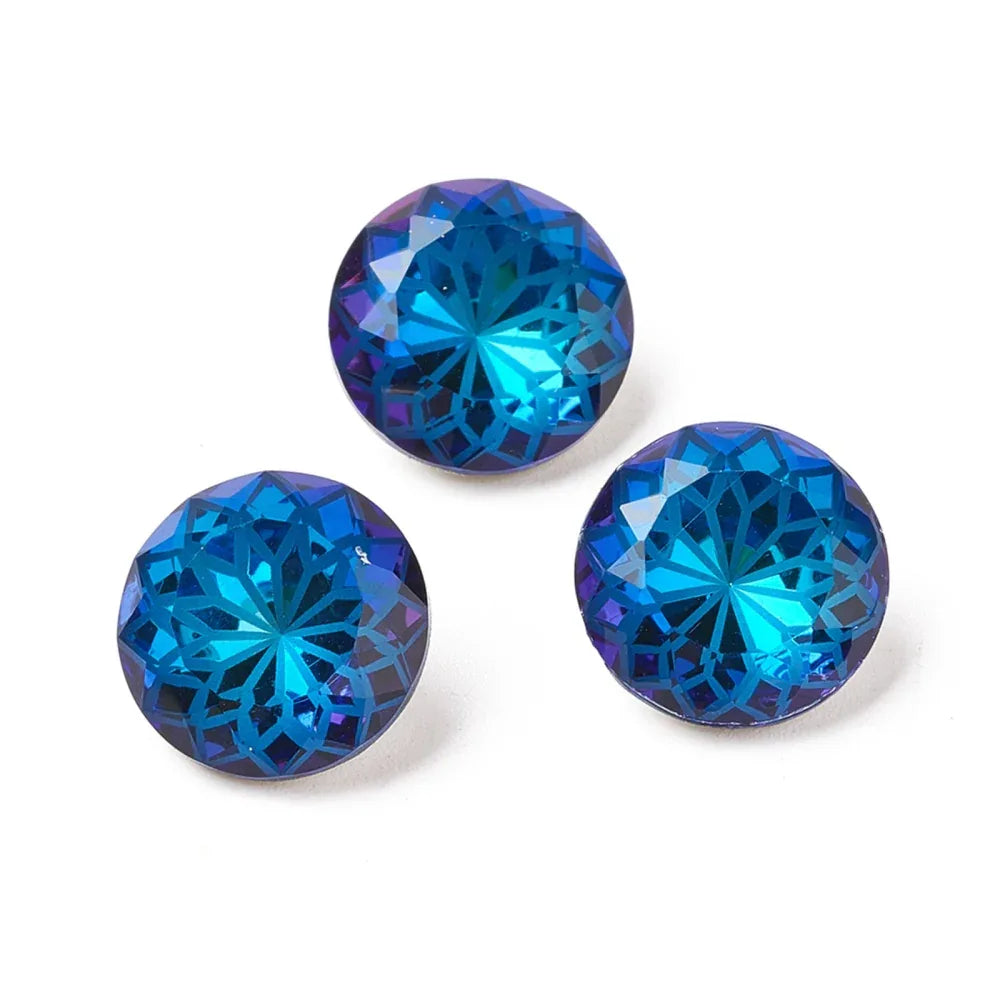 Kinesisk strass - Rund med blomma Bermuda Blue 14mm 1 styck Hilmas Pyssel