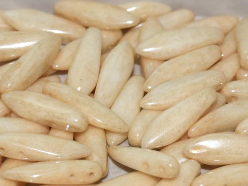 2-hole Dagger - Chalk White Champagne Luster 5x16mm, 10-pack Hilmas Pyssel