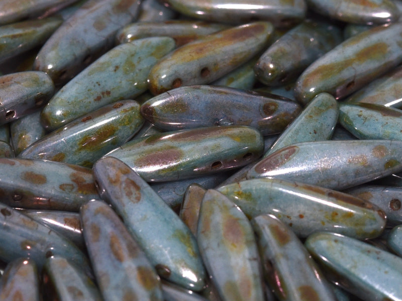 2-hole Dagger - Chalk White Blue Luster 5x16mm, 10-pack Hilmas Pyssel