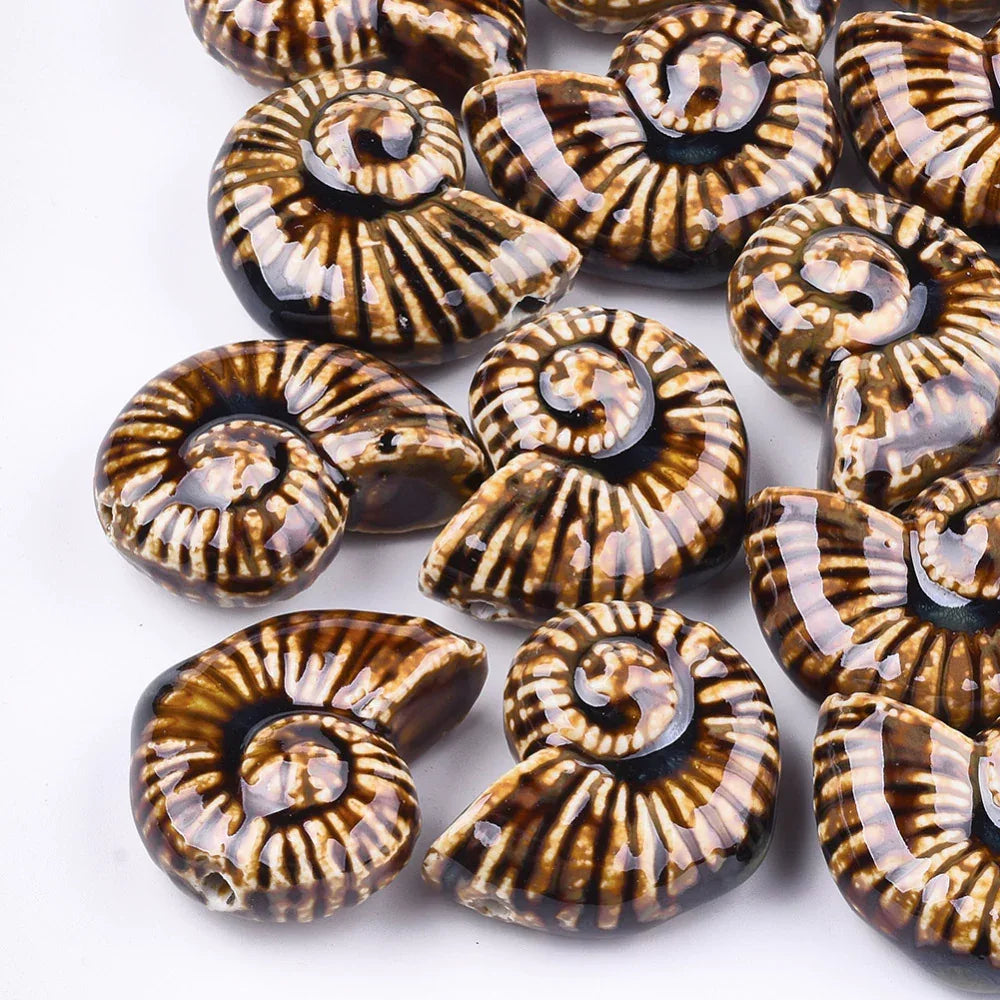 Porslinspärla- Snäcka Brun och Vit 1 Styck Hilmas Pyssel