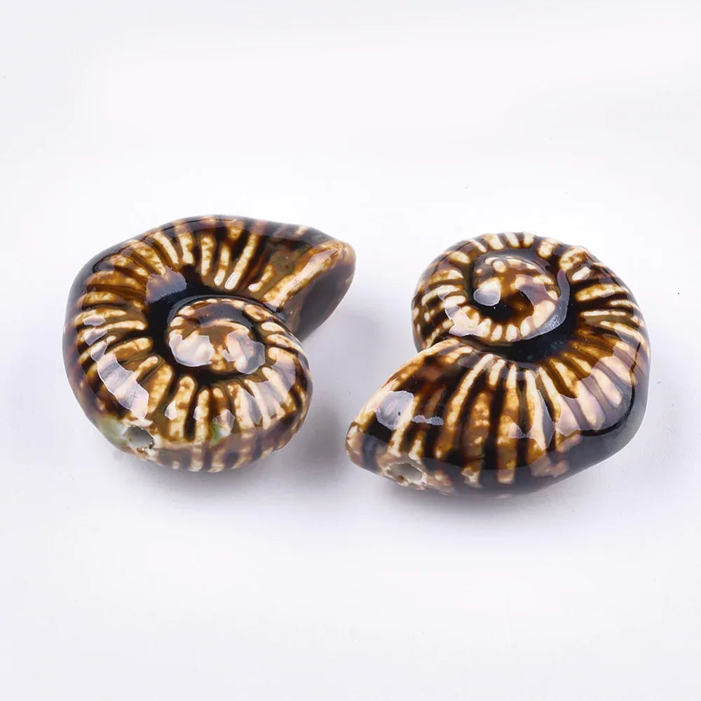 Porslinspärla- Snäcka Brun och Vit 1 Styck Hilmas Pyssel