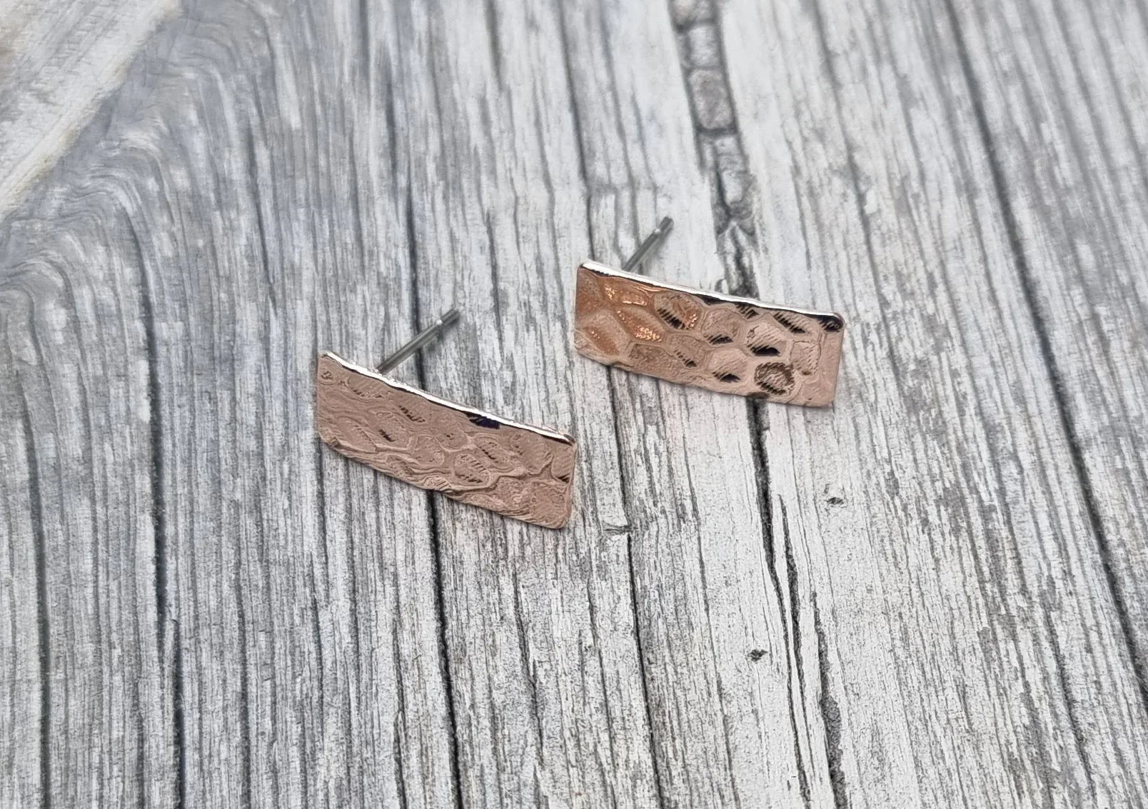 Örstickare roséguldfärgad - Hamrad rektangel 8x13mm 2-pack Grekisk Metall