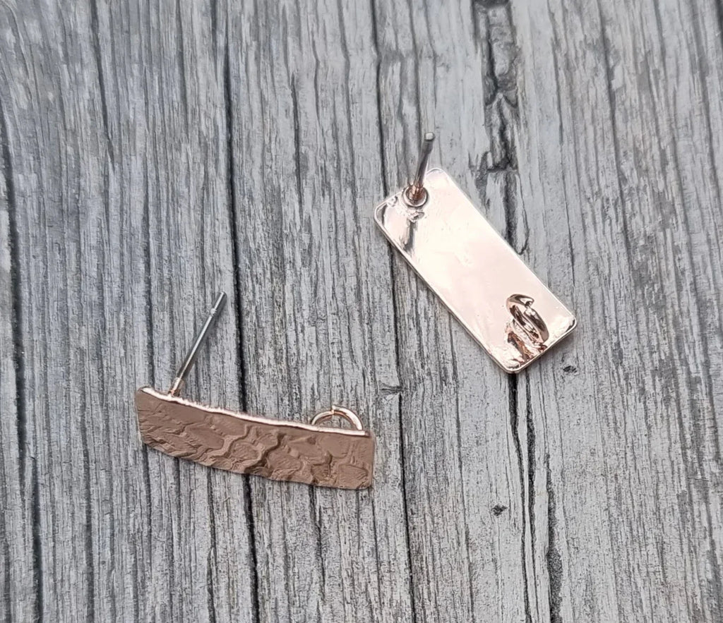 Örstickare roséguldfärgad - Hamrad rektangel 8x13mm 2-pack Grekisk Metall