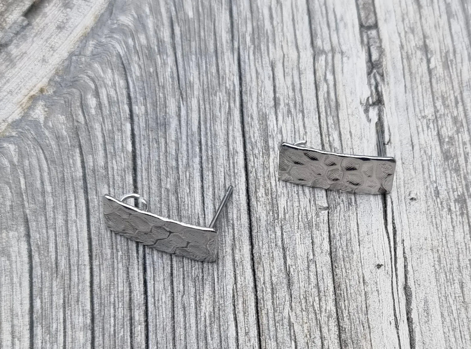 Örstickare silverfärgad - Hamrad rektangel 8x13mm 2-pack Grekisk Metall